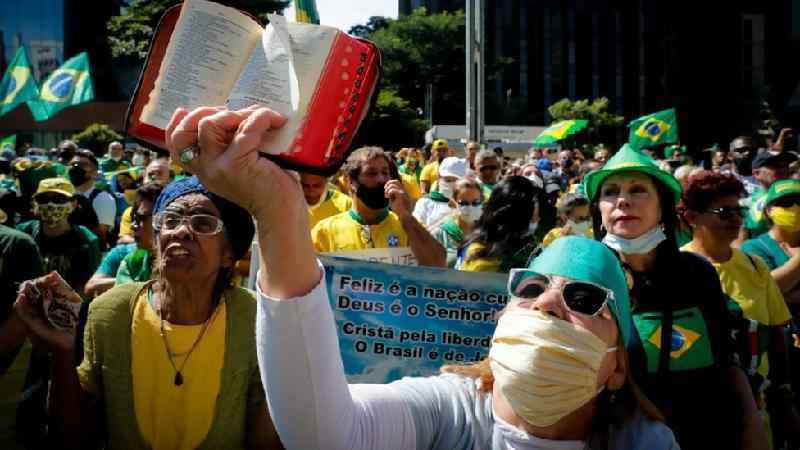 Manifestantes fazem atos pró-Bolsonaro em diferentes regiões do país - Reuters