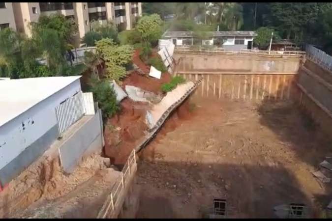 Vídeo: muro desaba em canteiro de obras e assusta moradores