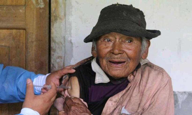 Homem de 121 anos vacinado contra COVID-19  - Ministério da Saúde do Peru/Divulgação
