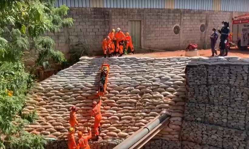 Homem desequilibra e cai dentro de córrego na região da Pampulha  - Reprodução/ CBMMG 