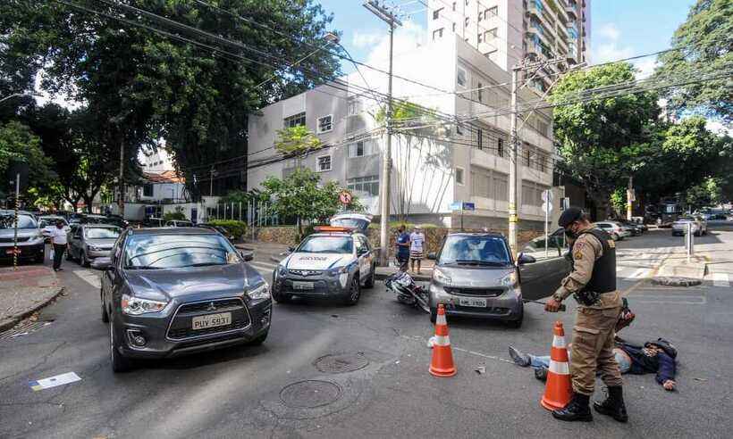 Colisão entre carro e moto deixa um ferido nesta terça-feira (4/5) em BH - Leandro Couri/EM/D.A Press