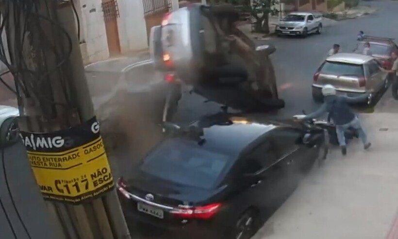 Carro desgovernado desce rua e atinge veículos, em BH; pedestres escapam - Reprodução/Câmera de Segurança