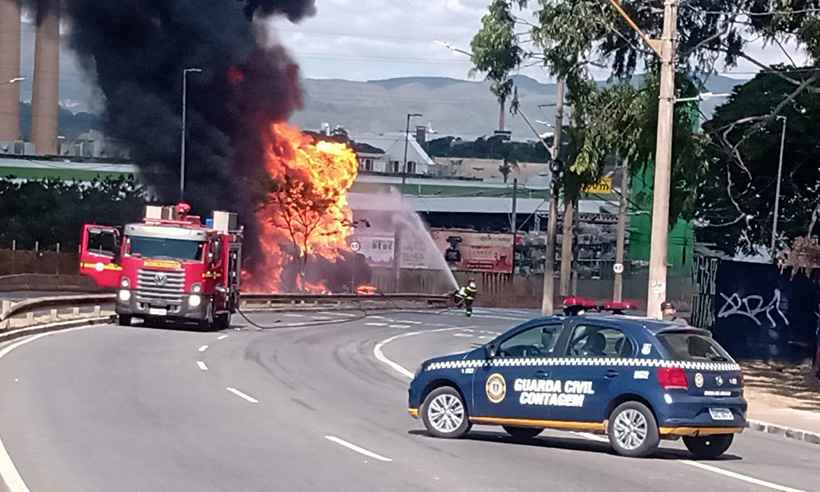 Avenida Babita Camargos é totalmente liberada após incêndio em carreta - Guarda Civil de Contagem/Divulgação