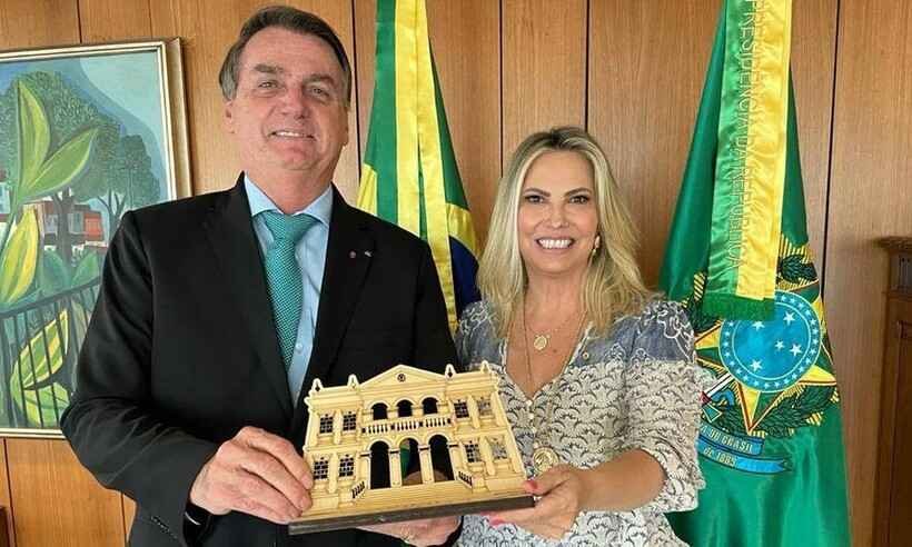 Bolsonaro nomeia mulher de líder do governo para ganhar R$ 27 mil em Itaipu - Redes Sociais/Reprodução