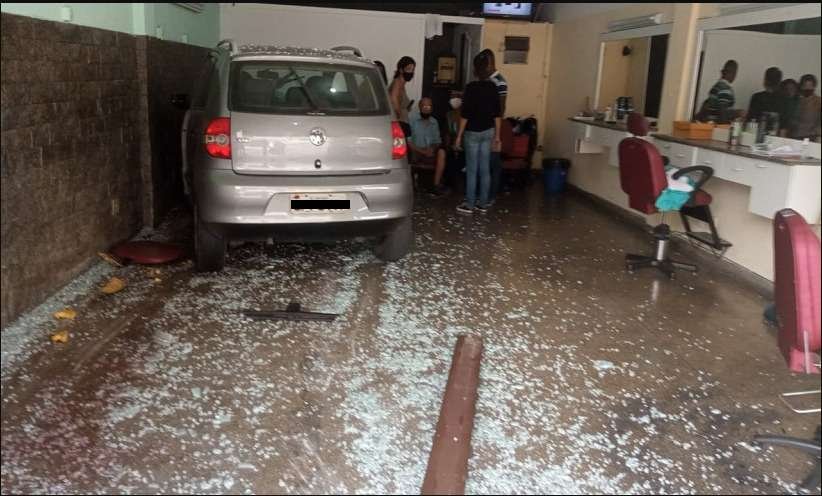 Mulher perde controle de direção do carro e invade barbearia - CBMMG