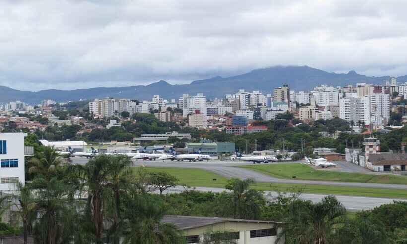 Homem invade pista do Aeroporto da Pampulha, em BH, e é contido pela PM - Matheus Adler/EM/D.A Press