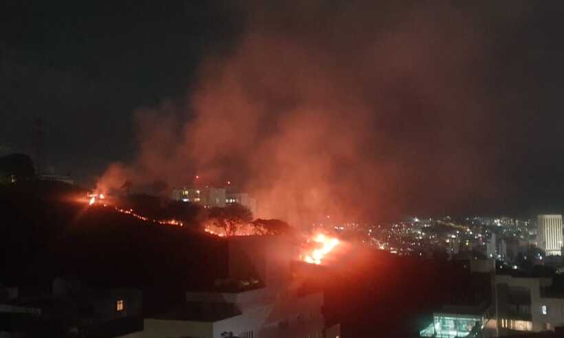 Incêndio atinge Parque Renato Azeredo, no Bairro Palmares, em BH - Vércia Oliveira/Divulgação