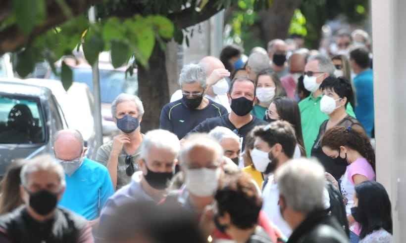 COVID: Vacinação de pessoas com comorbidades em BH registra extensa fila  - Gladyston Rodrigues/EM/D.A Press