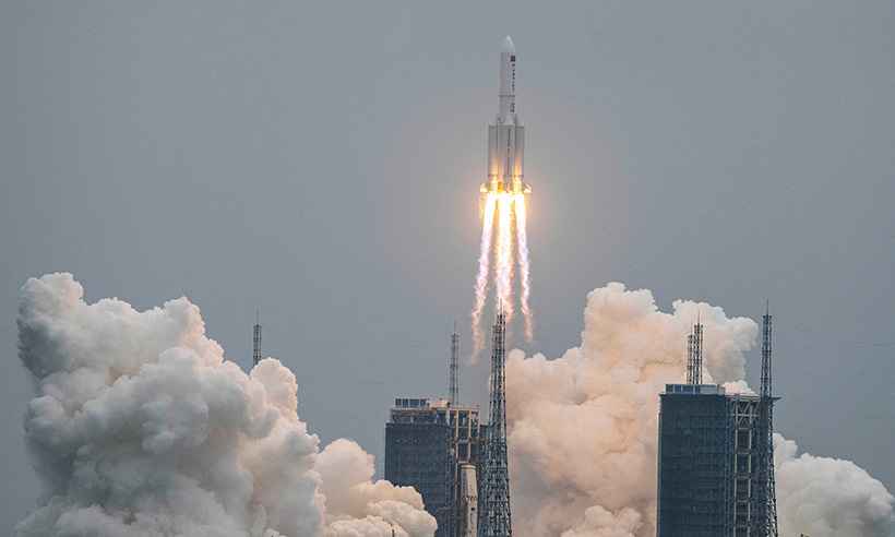 Pedaço de 20 toneladas de foguete chinês cairá na Terra até amanhã (9/5) - STR / AFP