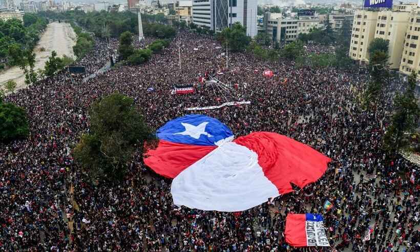 Das catracas às urnas: estudantes chilenos forçaram a Assembleia Constituinte - MARTIN BERNETTI / AFP