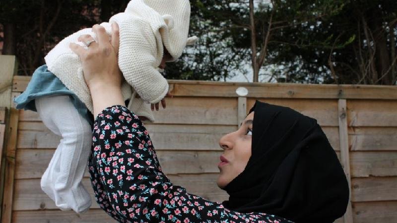 COVID-19: grávida dá à luz em coma e conhece bebê uma semana depois - BBC