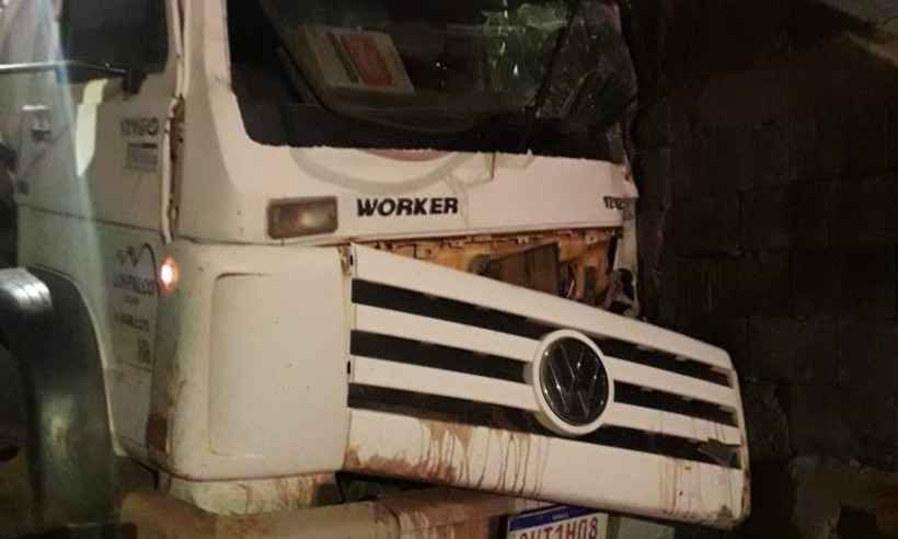 Caminhão-pipa bate em muro de casa, em BH, e motorista fica ferido - Divulgação/Corpo de Bombeiros