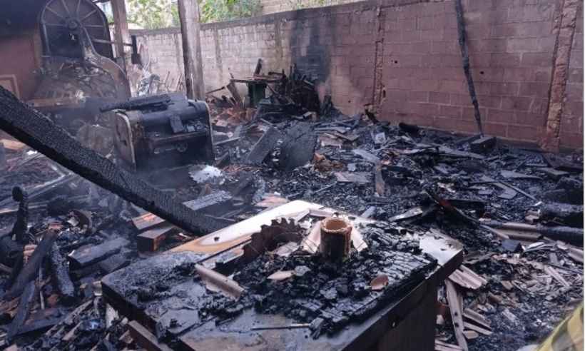Incêndio de grandes proporções destrói serraria em São João del-Rei - Divulgação/CBMG