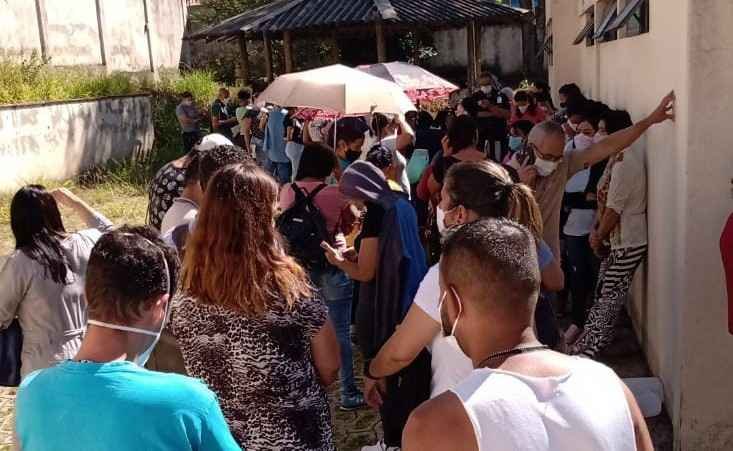 Profissionais da saúde aguardam horas para tomar vacina em Betim - Arquivo Pessoal
