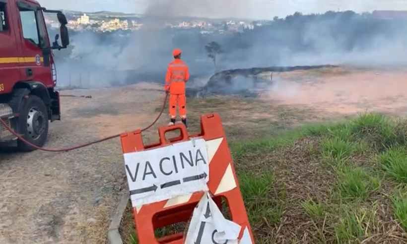 Fogo ameaça vacinação, e prefeito chama donos de lotes de 'sem-vergonha' - Gleidson Azevedo/Instagram