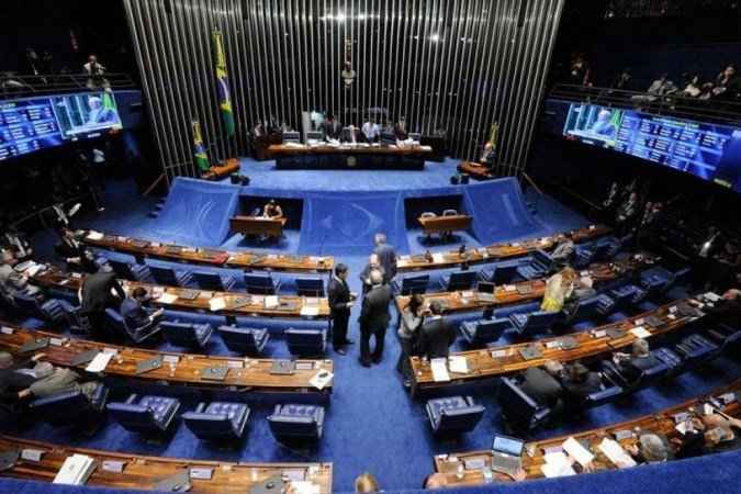 Susto: senadores recebem caixa que 'solta pó' e causa alergia - Edilson Rodrigues/Agência Senado