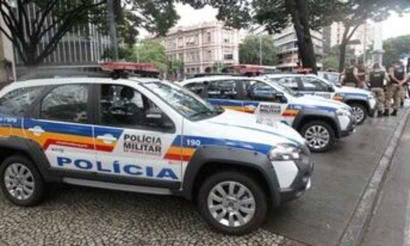 Homem leva tiro na cabeça quando estava entrando de carro na garagem em BH - PMMG/Reprodução