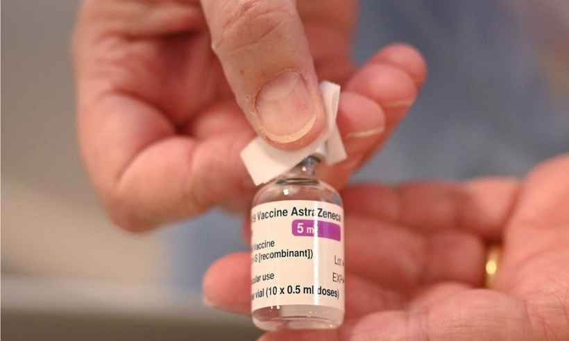 Fiocruz espera receber mais dois lotes de insumo para vacinas em maio - Oli Scarf/AFP