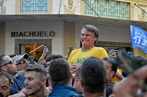 'Polícia Federal vai chegar aos mandantes', afirma Bolsonaro sobre facada - Raysa Leite/AFP - 6/9/18