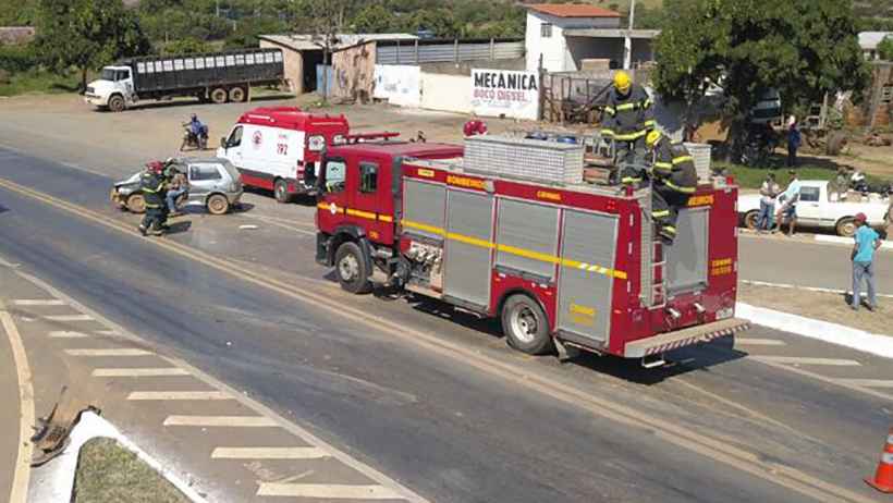 Motorista preso em carro ao cruzar avenida e bater em caminhão