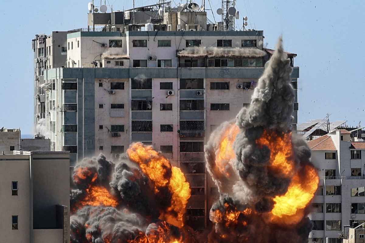 Israel destrói prédio da imprensa em Gaza; EUA tentam mediar conflito - MAHMUD HAMS / AFP
