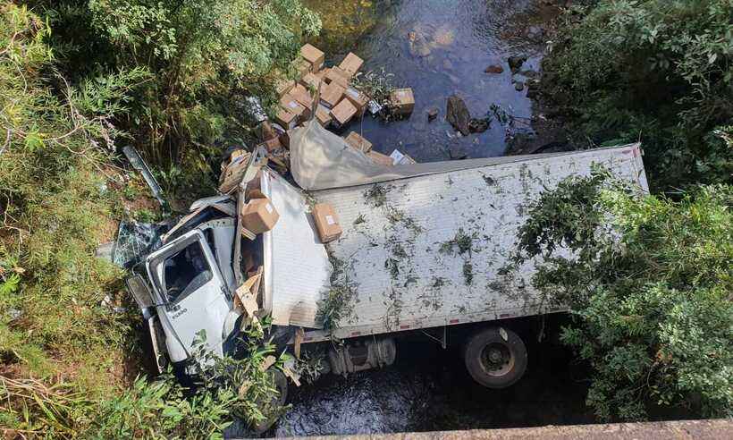 Caminhão tomba e cai de ponte em Ouro Preto; passageiro morre  - Reprodução/Redes Sociais