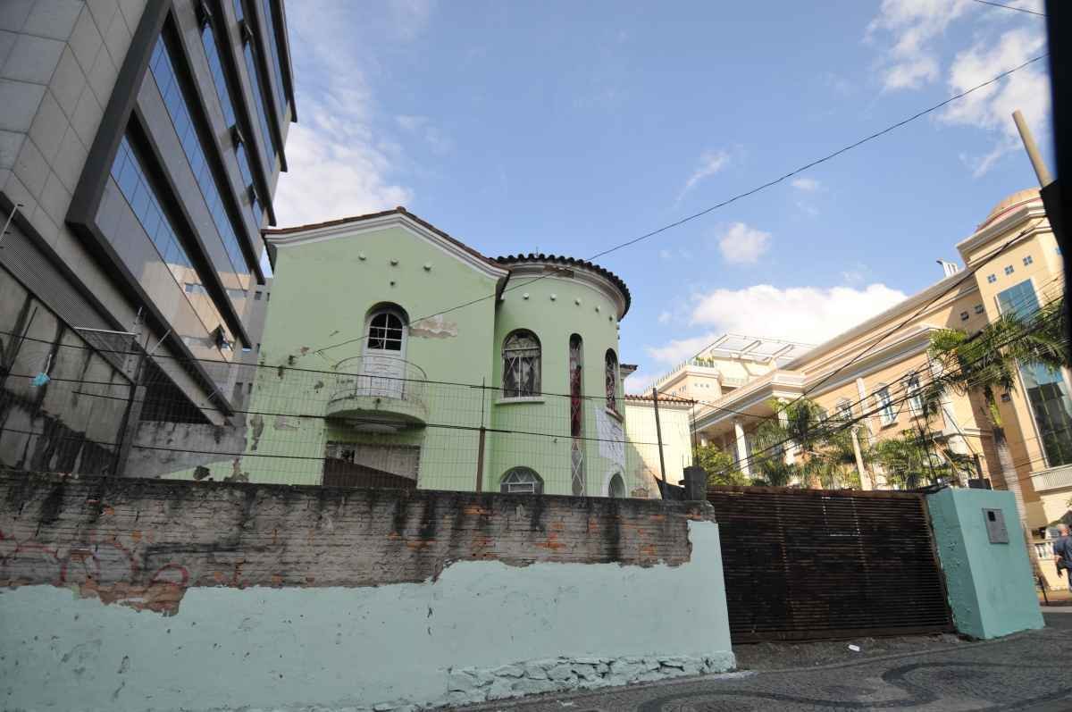 Sem-teto ocupam casarões avaliados em até R$ 7,5 milhões no Lourdes, em BH - Alexandre Guzanshe/EM/D.A Press