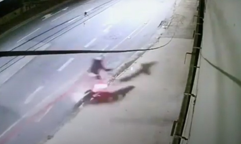 Suspeito foge da polícia de motocicleta e 'voa' de escadaria em BH - Imagem de câmera de circuito de segurança