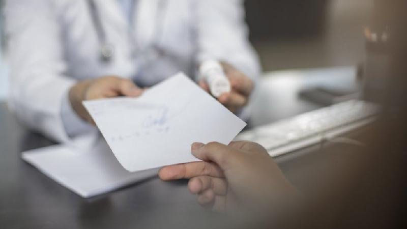 Vacinas contra covid: atestado falso para 'fura-fila' da imunização pode gerar cassação de médico - Getty Images