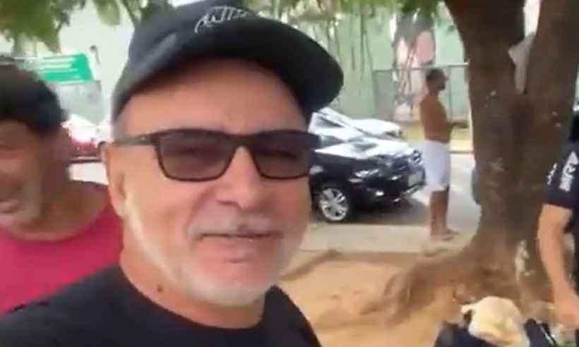 Vídeo: Queiroz participa de churrasco e de aglomeração com amigos em BH - Reprodução