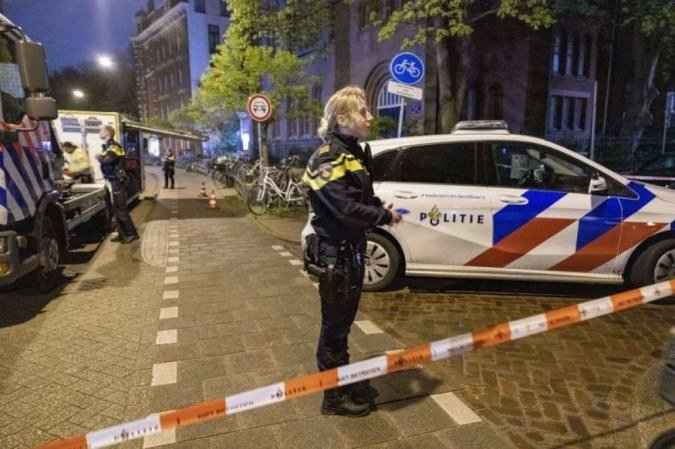 Jovem assassina homem em Amsterdã em onda de ataques com faca - AFP / ANP / Michel van Bergen