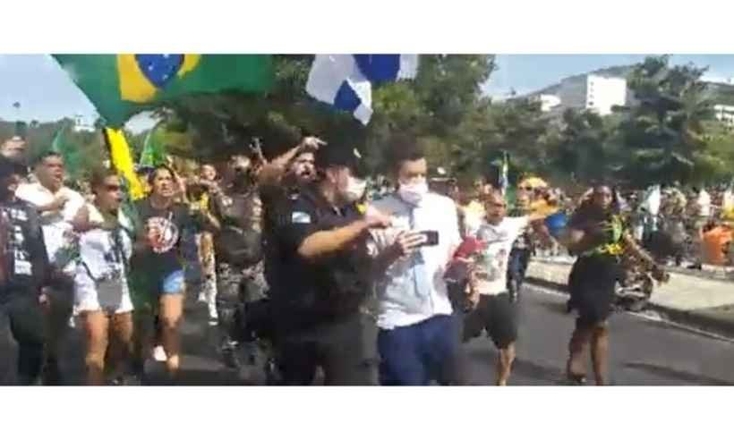 Jornalista da CNN é hostilizado por bolsonaristas no RJ, veja vídeo - Twitter/Reprodução