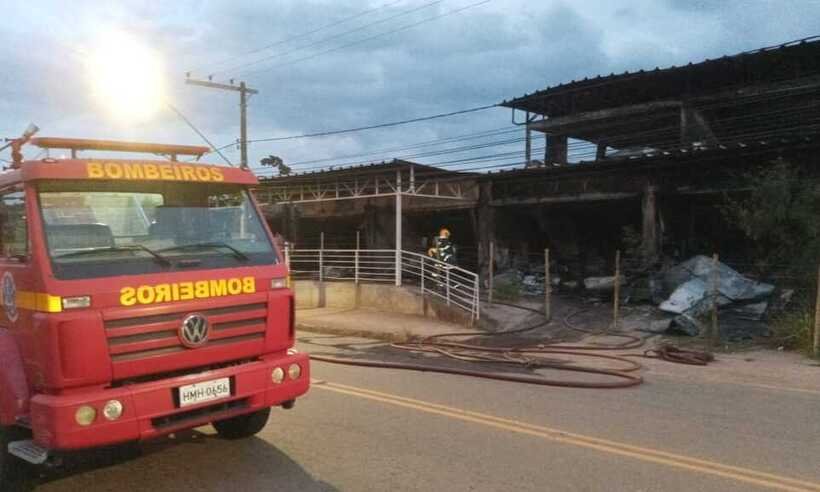 Incêndio em vegetação se alastra e atinge UPA desativada em Itabira  - Corpo de Bombeiros/Divulgação