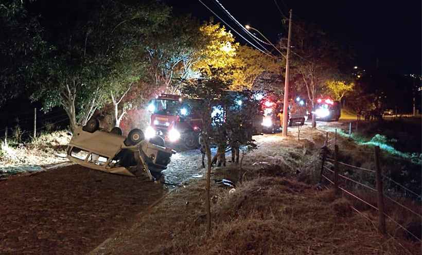 Valadares: Kombi capota no Pico da Ibituruna e deixa sete pessoas feridas - Corpo de Bombeiros Divulgação
