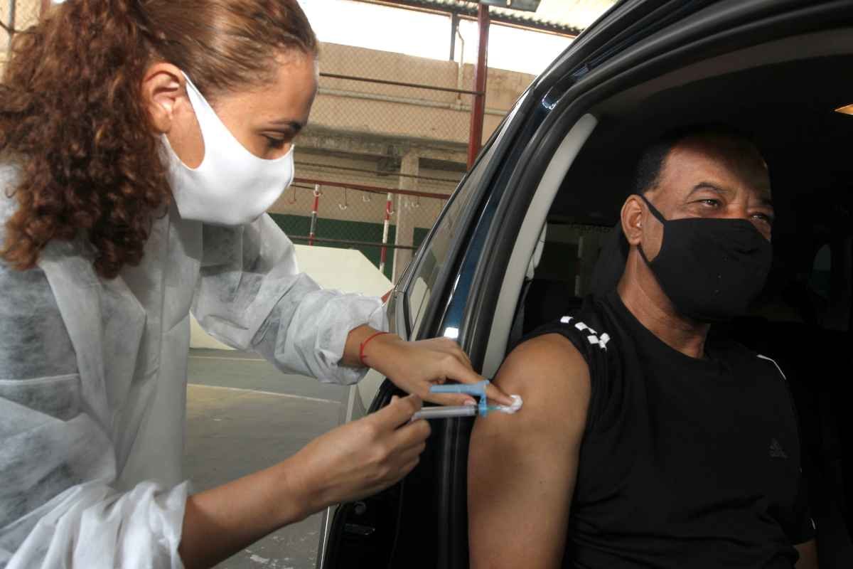 COVID em BH: na fila da vacina, pessoas entre 59 e 50 anos criticam demora - Jair Amaral/EM/D.A Press