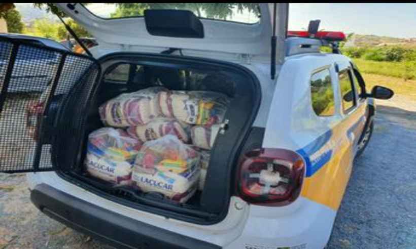 Polícia Militar entrega cestas básicas a famílias carentes em Pará de Minas - Policia Militar/Divulgação