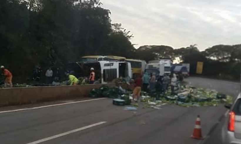 Caminhões carregados com bananas tombam na BR-381, em Brumadinho - Reprodução da internet/Twitter/Br381_urgente