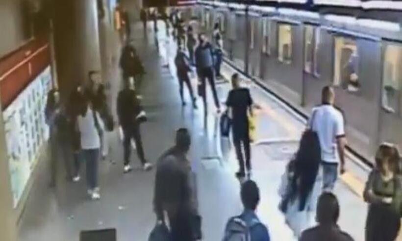 Homem tenta empurrar mulheres nos trilhos da Estação Sé, em SP; veja - Reprodução/Twitter