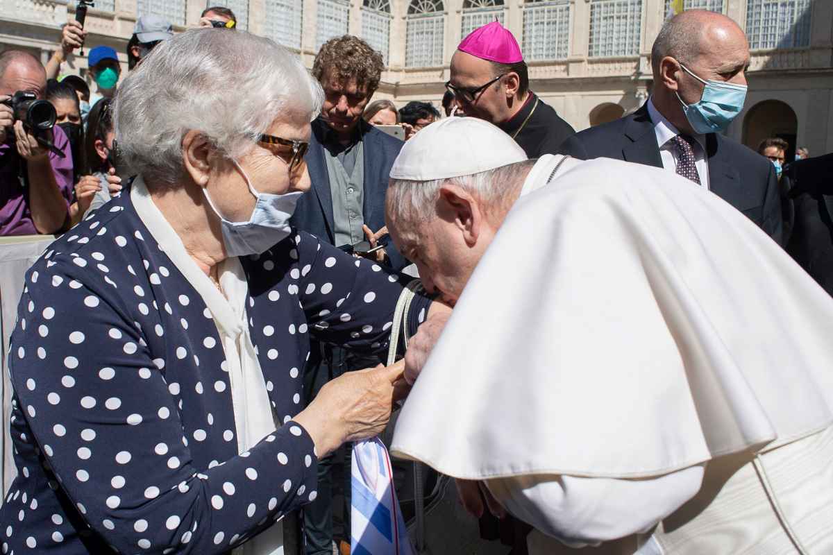 Solidariedade: papa beija a tatuagem de uma sobrevivente do Holocausto - AFP PHOTO / VATICAN MEDIA