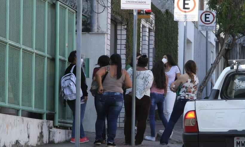 Exclusão de estagiários de educação da vacinação motiva denúncia na PBH - Edesio Ferreira/EM/D.A Press