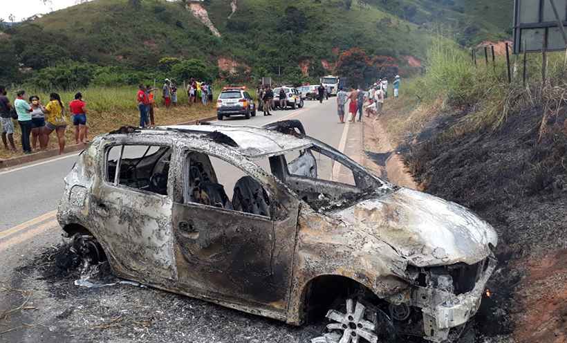 População incendeia carro de motorista que atropelou família em Minas - Átila Lemos Divulgação