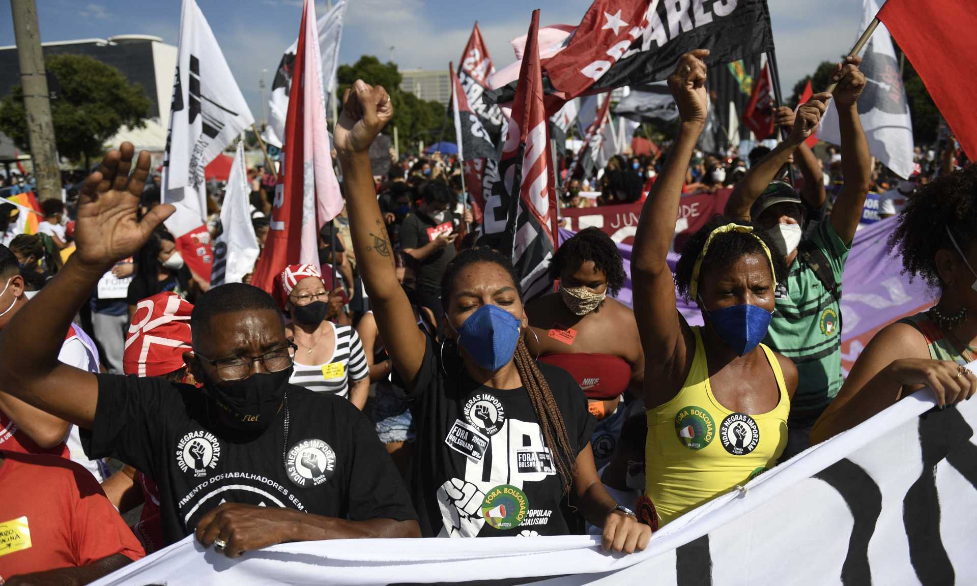 Manifestantes interditam principal via do centro do Rio em ato contra Bolsonaro - MAURO PIMENTEL / AFP

