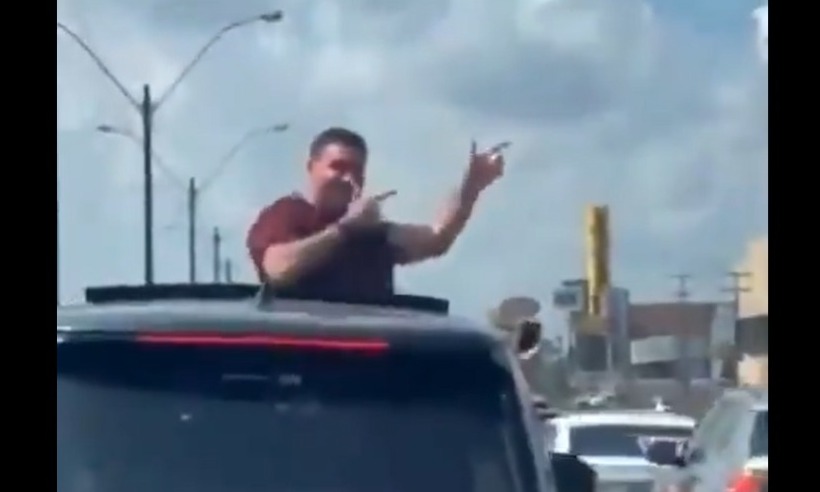 Flávio Bolsonaro faz gesto de arma para opositores em protesto; veja vídeo - Reprodução