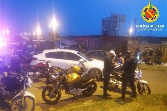 PM acaba com festa clandestina e é recebida com garrafadas - Divulgação/PMDF