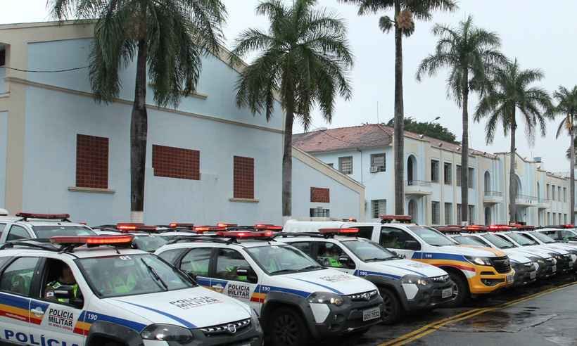 Motorista sem habilitação bate em carro estacionado e capota em BH - Edesio Ferreira/EM/D.A Press