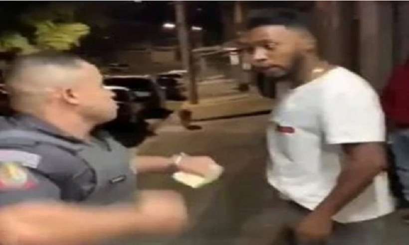 Jovem negro leva soco no rosto durante abordagem policial  - Reprodução