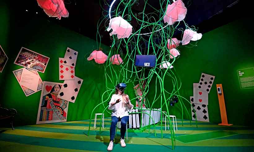 A surrealista Alice e seu País das Maravilhas invadem este mundo pandêmico -  Daniel Leal-Olivas/AFP