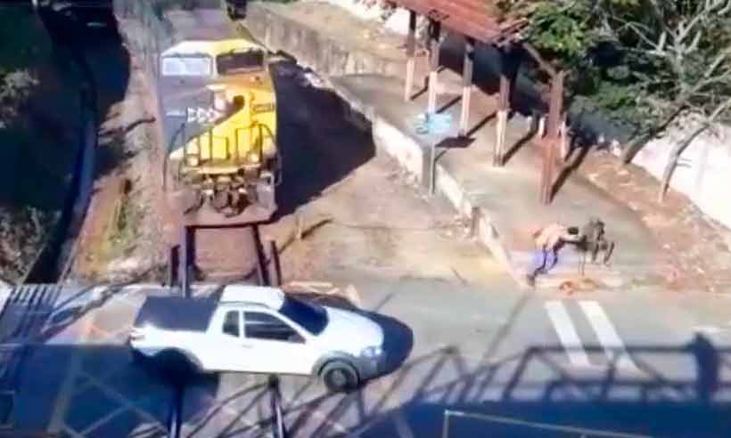 Trem atinge carro em Juiz de Fora. Veja vídeo - Reprodução/MRS