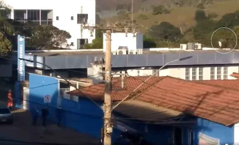 Paciente some de hospital e aparece no telhado de prédio do INSS em Minas - Reprodução vídeo Geilton Fernandes / Divulgação
