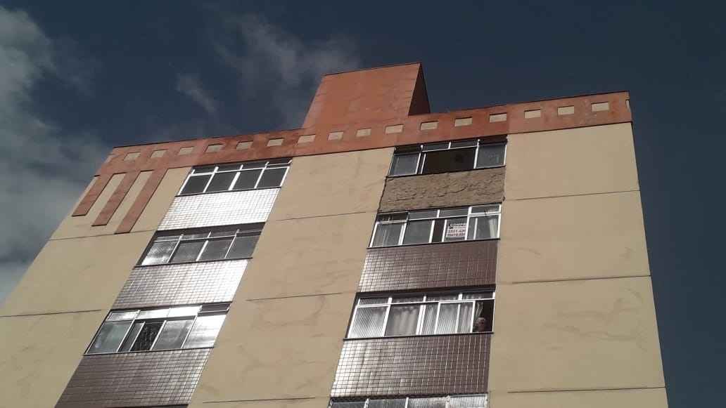 Queda de revestimento assusta moradores de prédio em Belo Horizonte - Jair Amaral/EM/DA Press